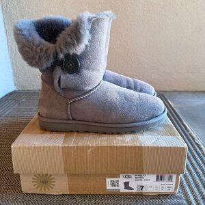 UGG W Bailey Button Short Boots Gray Size 7